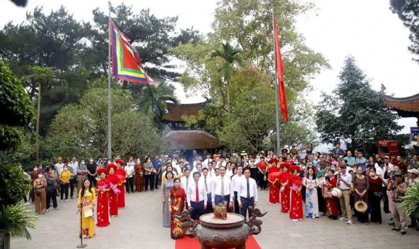 Khoảnh khắc xúc động của người dân trong nghi lễ dâng hương