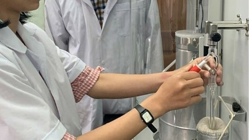 Khối kim loại Titan nguyên chất (ingot) sẵn sàng cho quá trình đúc, rèn hoặc gia công thành phẩm