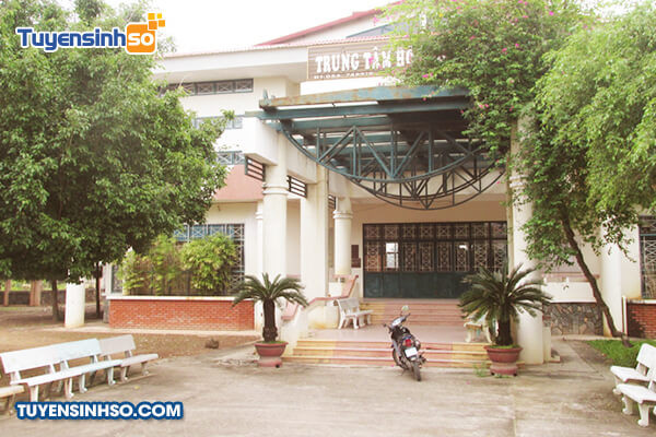 Không gian rộng rãi bên trong Hội trường trung tâm Cao đẳng Bình Định