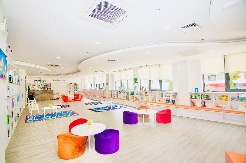 Chọn Trường Tiểu Học Song Ngữ Quận Tây Hồ Phù Hợp Cho Con Không gian vui chơi và vận động hiện đại tại một trường tiểu học song ngữ chất lượng cao ở Quận Tây Hồ