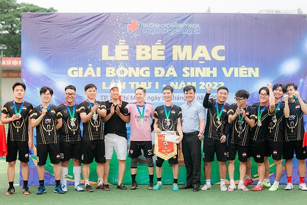 Không khí cổ vũ cuồng nhiệt tại giải bóng đá sinh viên Y Khoa