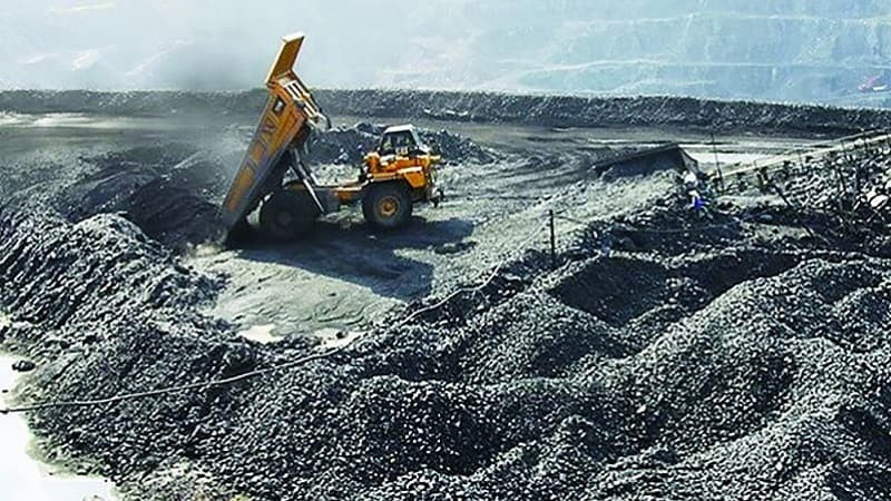 Khu mỏ khai thác khoáng sản với thiết bị máy móc, thể hiện tài nguyên khoáng sản