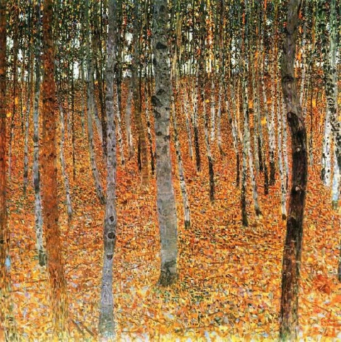 Khu rừng bạch dương mùa thu nhìn từ dưới lên, tập trung vào thân cây trong bức tranh Birch Forest I của Gustav Klimt.