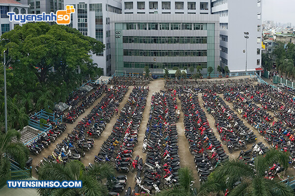 Khu vực bãi giữ xe rộng rãi tại Đại học Công nghiệp TP.HCM