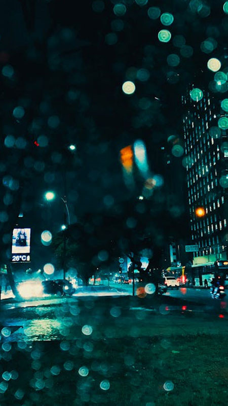 Khung cảnh ảnh đường phố về đêm tĩnh lặng dưới ánh đèn vàng dịu nhẹ.