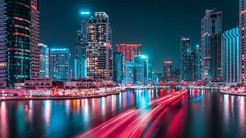 Khung cảnh đô thị rộng lớn nhìn từ trên cao với vô vàn ánh đèn