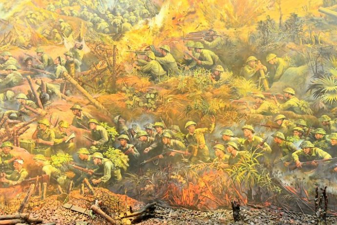 Khung cảnh hầm hào, dây thép gai tái hiện sự khốc liệt của trận chiến tại Điện Biên Phủ