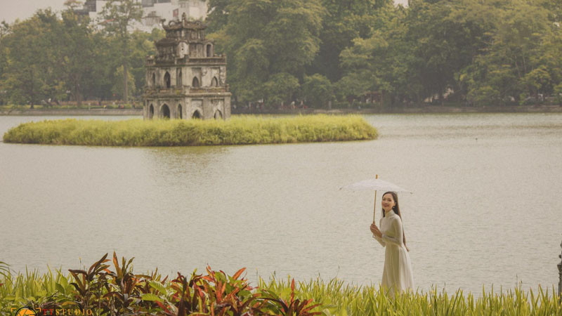 Khung cảnh Hồ Gươm với cây xanh và đường đi dạo