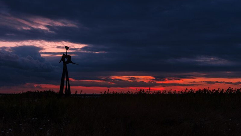 Khung cảnh hoàng hôn yên bình trên biển, bầu trời ngả màu cam tím