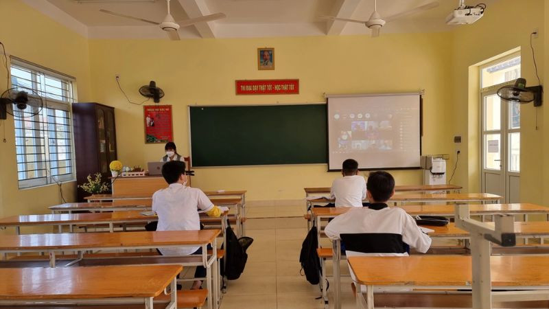 Khung cảnh lớp học với bàn ghế ngay ngắn và bảng đen