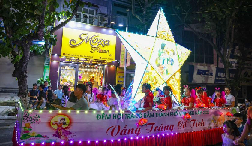 Khung cảnh một lễ hội rước đèn quy mô lớn với nhiều người tham gia