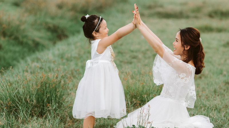 Khung cảnh thanh bình của mẹ và con giữa thiên nhiên, một bức ảnh mẹ đẹp yên ả.