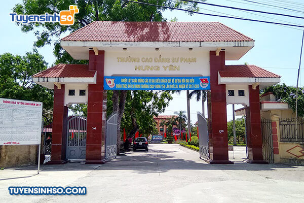 Khung cảnh yên bình của khuôn viên trường học với cây xanh, gợi ý về vẻ đẹp tiềm ẩn trong cuộc sống thường ngày có thể ghi lại bằng hình ảnh đẹp