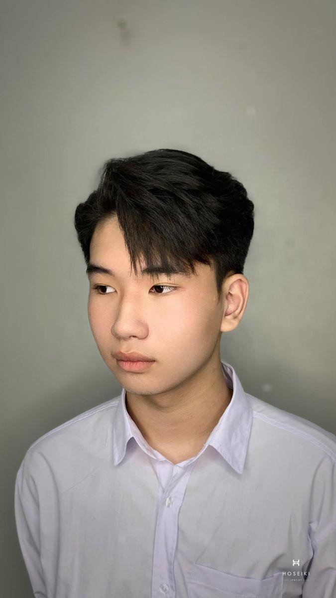 Khuôn mặt góc cạnh cùng tóc 7/3 là combo hoàn hảo