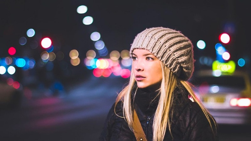 Khuôn mặt người mẫu được lấy nét rõ ràng, minh họa chi tiết và độ sắc nét của ảnh