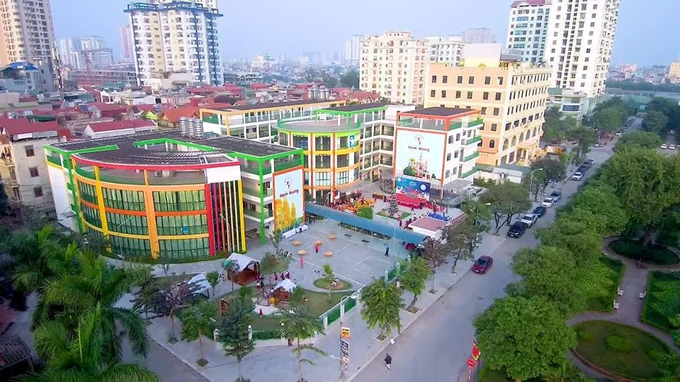 Khuôn viên hiện đại của trường tiểu học song ngữ tại Hà Nội