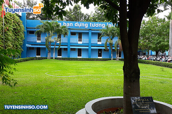 Khuôn viên xanh mát tại Đại học Lao động Xã hội Cơ sở 2 TPHCM