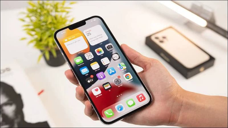 Kiểm tra kỹ các góc cạnh và cổng kết nối trên iPhone cũ