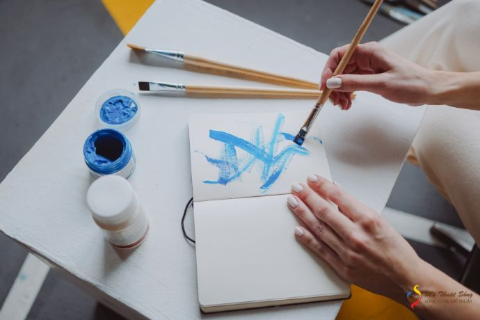 Kiểm tra nhãn và thông tin khi chọn mua màu acrylic an toàn