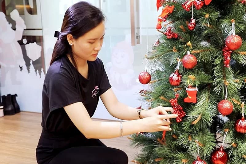 Kiểm tra và hoàn thiện trang trí cây thông Noel đảm bảo an toàn