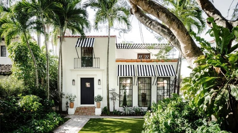 Kiến trúc nhà Địa Trung Hải với cửa sổ vòm và chi tiết trang trí