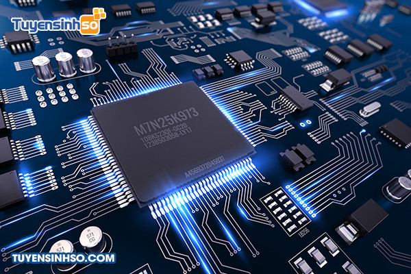 Kỹ sư điện tử viễn thông làm việc với thiết bị mạng và máy tính