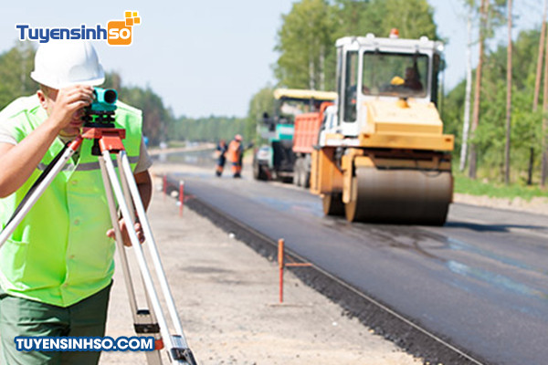 Kỹ sư làm việc tại công trường xây dựng công trình giao thông, thể hiện cơ hội nghề nghiệp