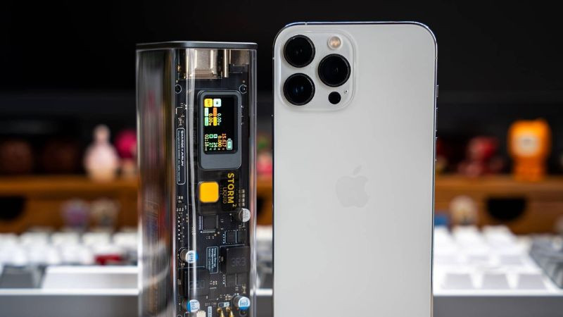 Kỹ thuật viên đang thay thế pin điện thoại, minh họa việc cân nhắc nâng cấp dung lượng pin