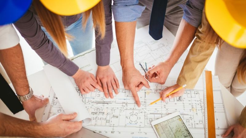 Kỹ thuật viên QC đang kiểm tra chất lượng vật liệu hoặc công trình tại công trường