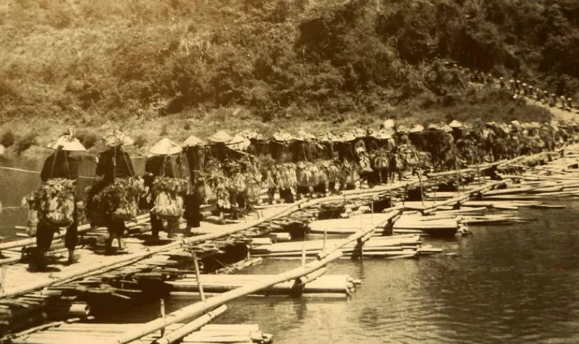 Lá cờ Quyết chiến Quyết thắng tung bay trên nóc hầm tướng De Castries tại Điện Biên Phủ