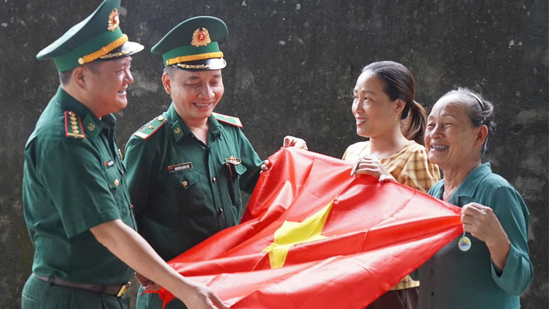 Lính biên phòng thực hiện nghi thức chào cờ