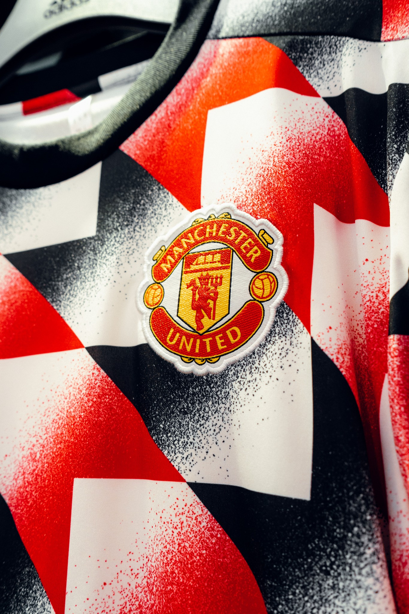 Logo Manchester United trên nền đen