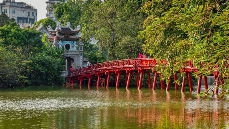 Lối đi dạo rợp bóng cây xanh quanh Hồ Hoàn Kiếm