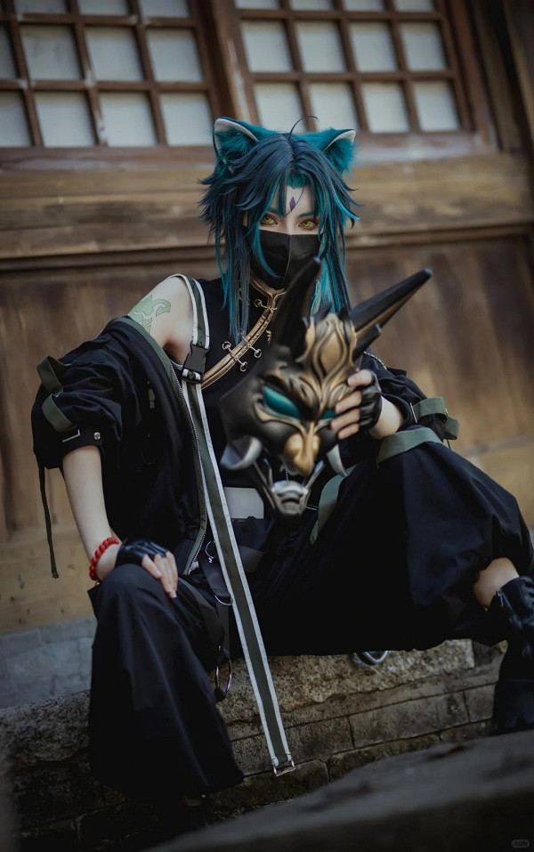 Lối tạo dáng thể hiện sức mạnh nội tâm và sự bền bỉ của nhân vật