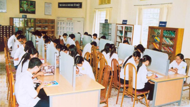 Lớp học tràn ngập ánh sáng tự nhiên từ cửa sổ lớn