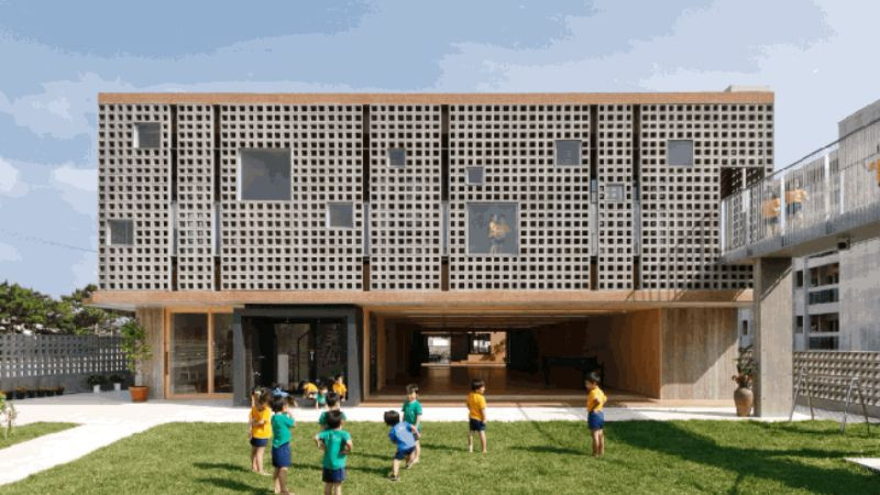 Lớp học trống vắng buổi tan trường