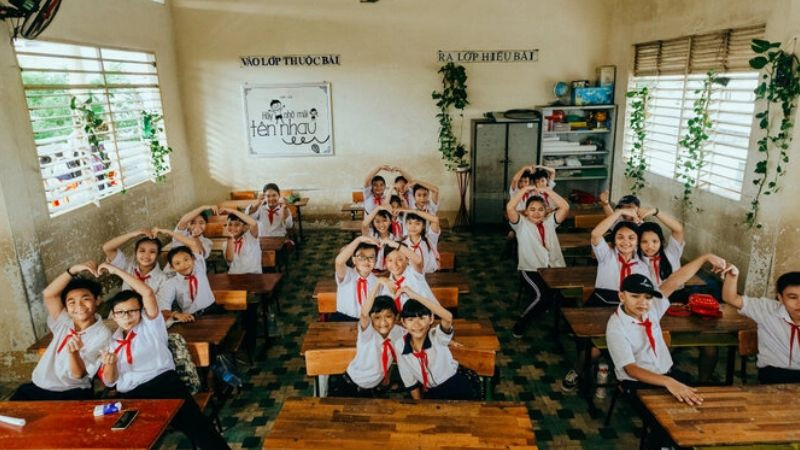 Lớp học với bàn ghế gỗ và ánh sáng ấm áp