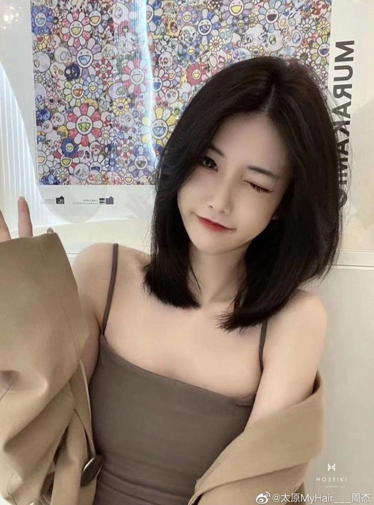 Mái tóc layer ngang vai màu nâu sáng, làm nổi bật các lớp cắt và mang đến vẻ ngoài rạng rỡ.