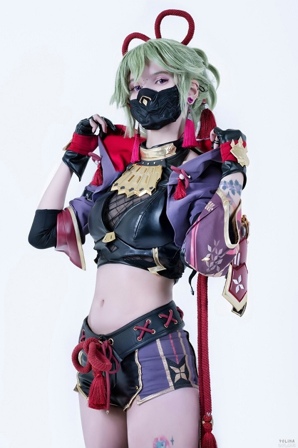 Mái tóc xanh tím nổi bật của cosplay Kuki Shinobu