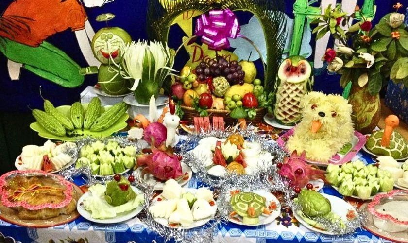 Mâm cỗ Trung Thu sáng tạo với các loại bánh và trái cây được trang trí hiện đại