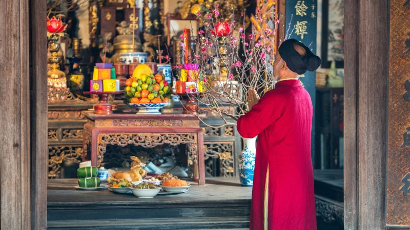 Mâm cúng giao thừa trang trọng, thể hiện lòng thành kính với tổ tiên trong đêm thiêng liêng