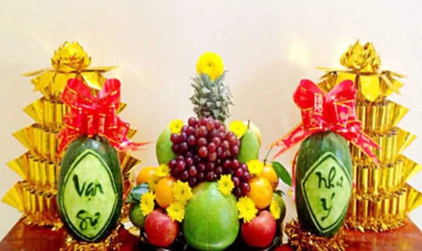 Mâm ngũ quả truyền thống với nải chuối xanh và bưởi