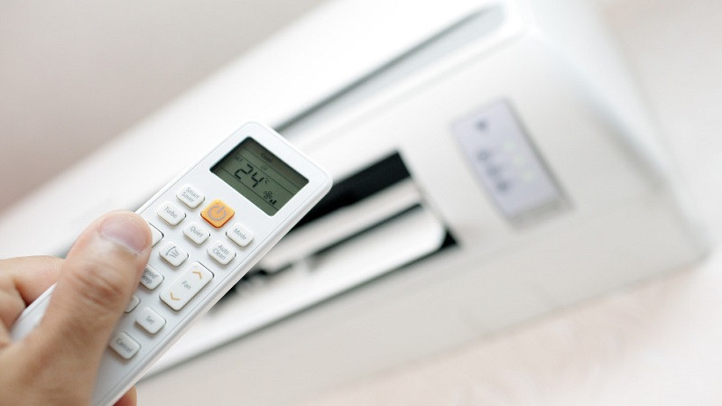 Màn hình điều khiển điều hòa hiển thị nhiệt độ và chế độ Auto, tượng trưng cho khả năng tiết kiệm điện năng và tối ưu hiệu suất làm lạnh