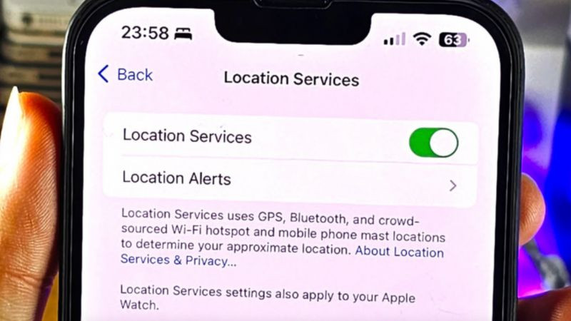 Màn hình hiển thị các tùy chọn cho phép hoặc không cho phép ứng dụng theo dõi vị trí, nhấn mạnh quyền riêng tư của người dùng với Location Services