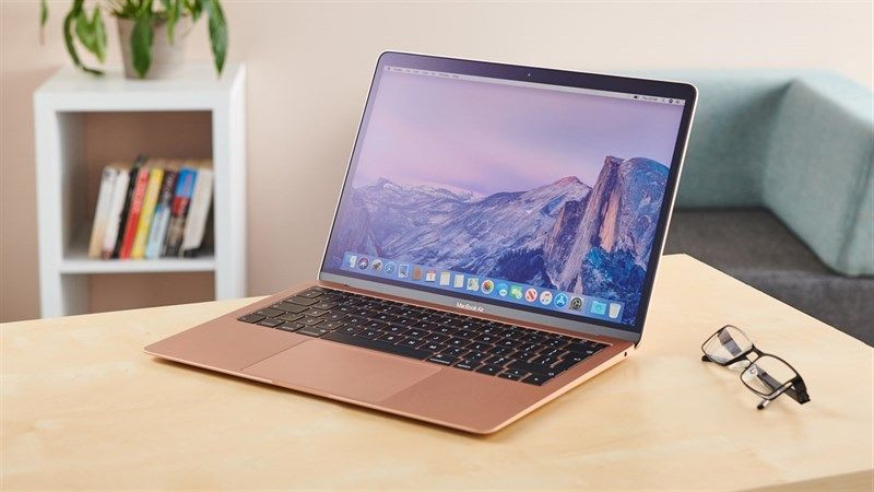 Màn hình MacBook hiển thị giao diện phần mềm chỉnh sửa video chuyên nghiệp, thể hiện hiệu năng xử lý mạnh mẽ