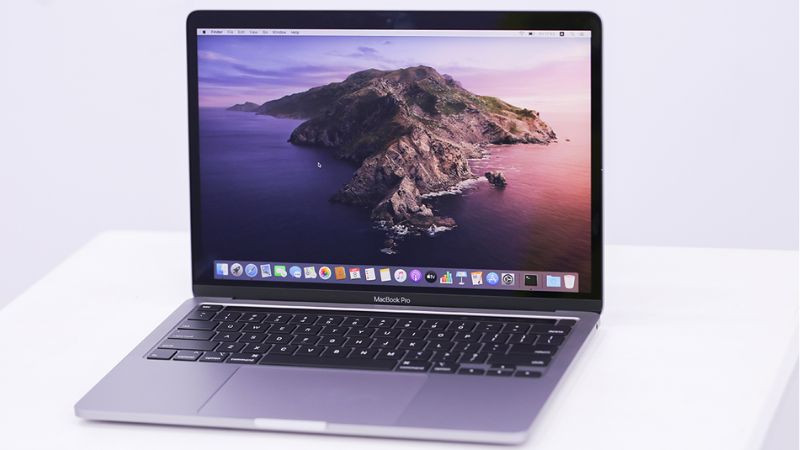 Màn hình MacBook Pro hiển thị giao diện làm việc chuyên nghiệp với nhiều ứng dụng, thể hiện hiệu năng xử lý mạnh mẽ