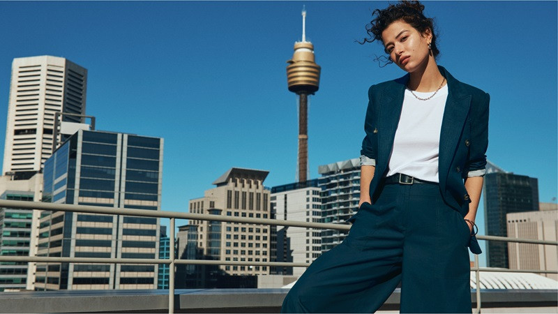 Màn hình máy tính hiển thị nhiều trang web ảnh stock miễn phí