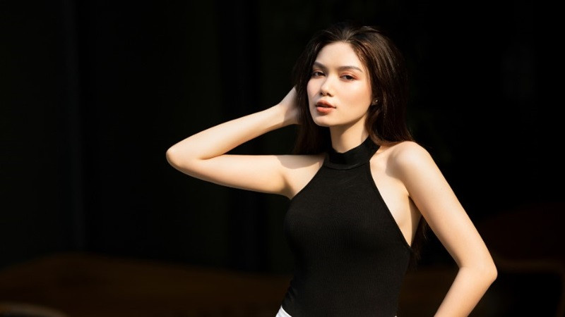 Màn hình máy tính với các widget trên nền ảnh chân dung