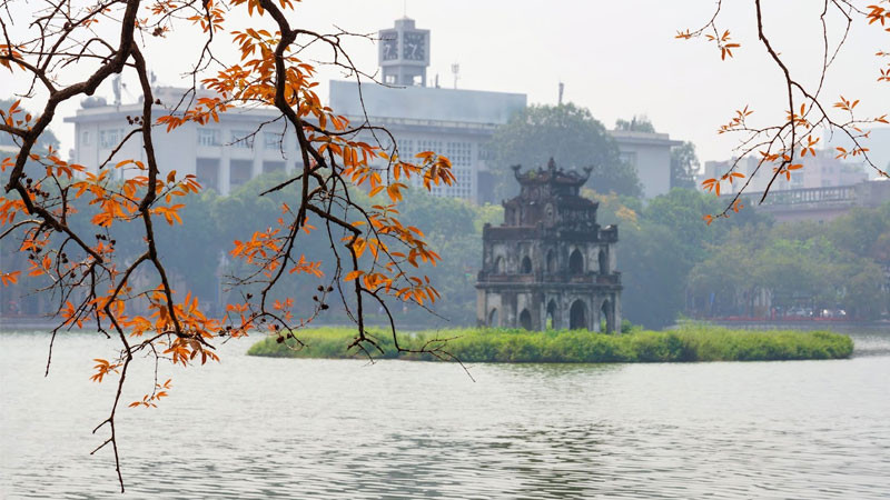 Mặt Hồ Gươm phản chiếu sắc lá vàng mùa thu