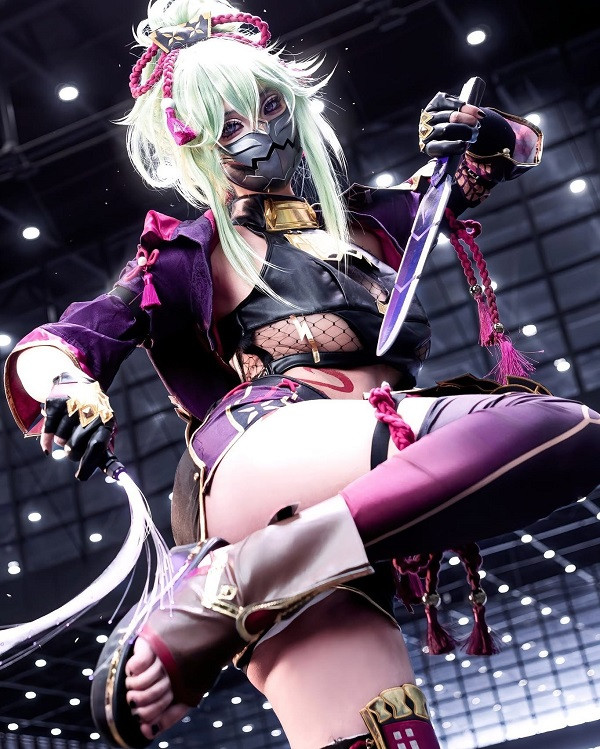 Mặt nạ ninja làm tăng thêm sự bí ẩn cho cosplay Kuki Shinobu